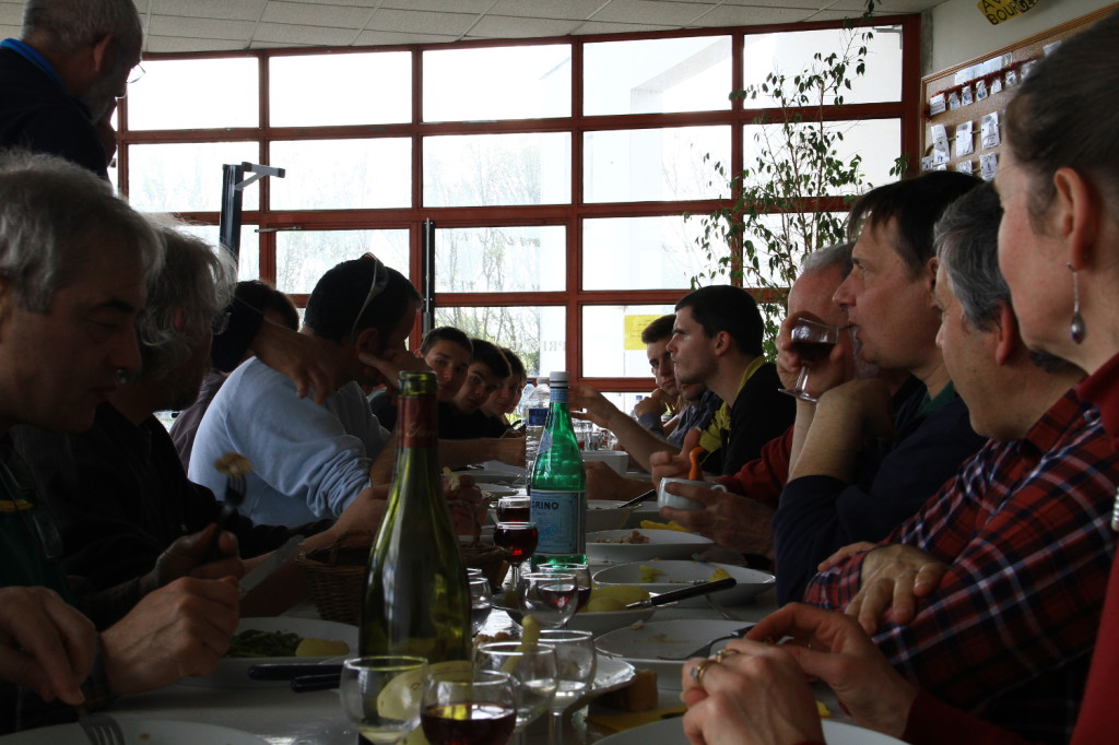 Le repas entre bénévoles, coachs et rameurs