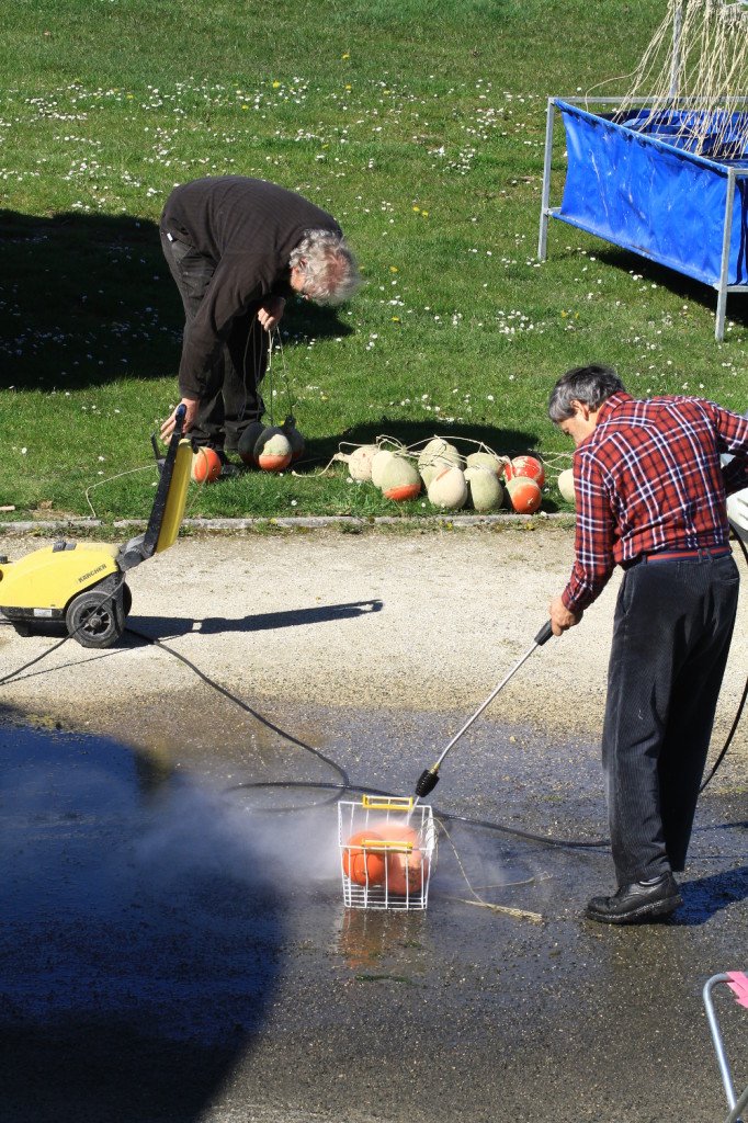 La première équipe au lavage des bouées